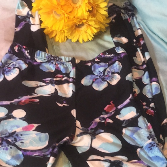 ❌DONATED❌Black Floral Print Elastic Waist Buttery Soft Leggings - Picture 5 of 7